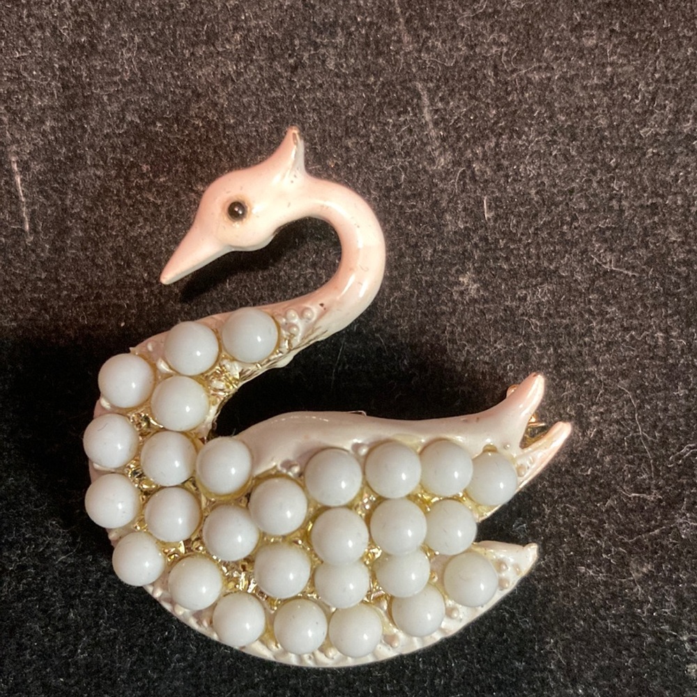 Vintage enameled white swan pin w/white beads